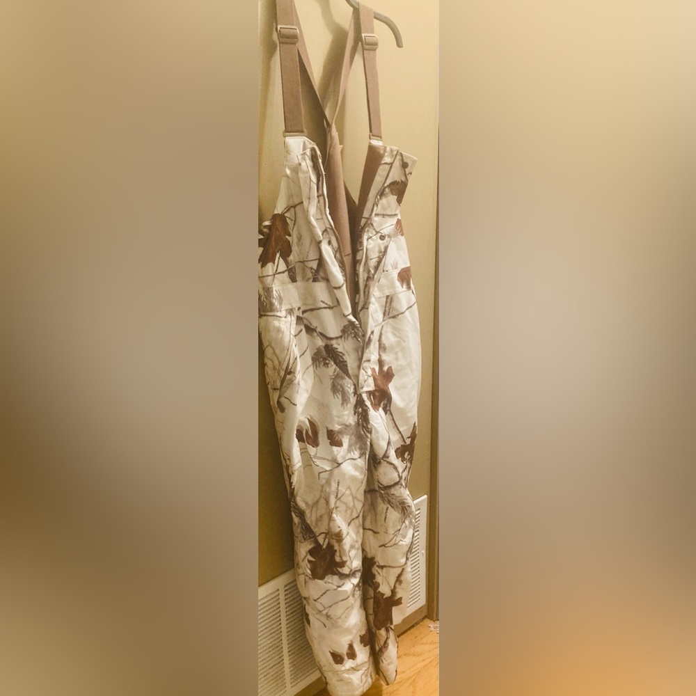 “Redhead ” Hunters overalls Preowned Women’s White Camo overalls Size L